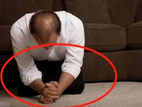 Vợ ngày càng phờ phạc, lạnh nhạt, chồng vẫn bất chấp đòi "yêu" rồi hối hận quỳ xin lỗi