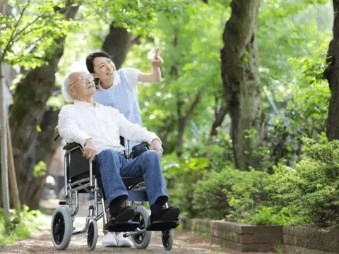 Không có tiền thuê giúp việc hay vào viện dưỡng lão, tôi vẫn có cách để các con tranh nhau chăm sóc bố già