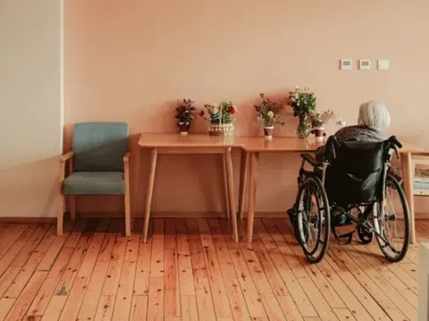 Tiết kiệm tiền để nghỉ hưu an nhàn, hành động của người giúp việc khiến tôi nhận ra: Càng giàu có càng khó sống