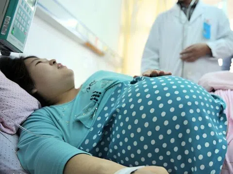 Thấy bụng khó chịu liền vào viện khám, sau ca mổ bác sĩ hãi hùng khi gắp ra vật thể lạ sát bên em bé