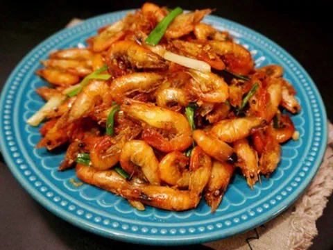 Rang tôm tuyệt đối đừng cho thứ nước quen thuộc này, tôm sẽ bị mềm, kém giòn ngon