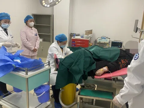 Mẹ đòi bồi thường 1 tỷ vì con gái 16 tuổi có bầu sau vài lần đi bơi, quản lý bể bơi nói 1 câu khiến bà tâm phục