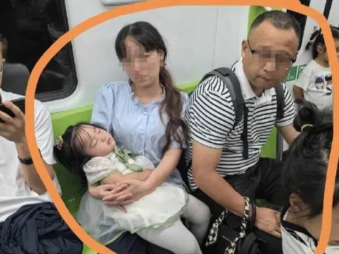 Nhường ghế cho cặp mẹ con trên tàu điện, chàng trai sững sờ khi thấy hành động của người đàn ông ngồi kế bên