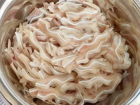 Luộc tai lợn nhiều năm giờ mới biết, phải ngâm vào nước này trước khi thái tai mới trắng đẹp, giòn ngon