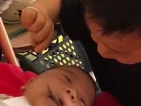 Ra ngoài mua đồ để 2 con ở nhà, người mẹ xem camera tá hoả chạy về khi thấy thứ nước đứa trẻ đưa vào miệng em