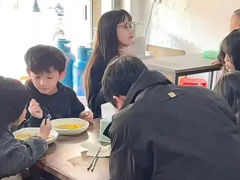 Người đàn ông đưa 5 đứa trẻ vào nhà hàng ăn, nhìn mặt từng bé, ông chủ phán một câu ai cũng gật gù