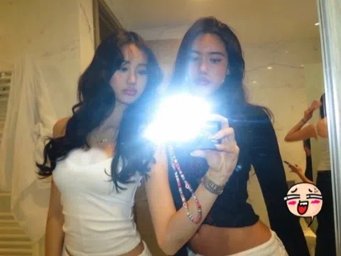 Em gái khoe ảnh chụp trong nhà vệ sinh, hình ảnh nhạy cảm của chị gái hot girl phía sau khiến nhiều người "đỏ mặt"