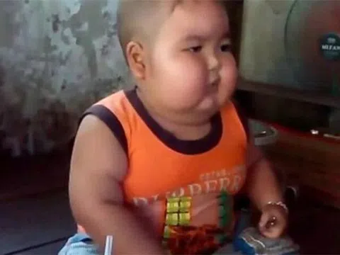 Đầu năm gửi con về quê cho bà nội chăm để đi làm, giờ về đón con người mẹ choáng váng trước diện mạo đứa trẻ