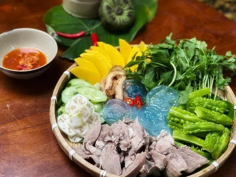 Đặc sản xứ Huế có màu xanh biếc như ngọc, được mệnh danh "mỹ vị mùa hè" cả năm chỉ có một lần, ai cũng tranh mua