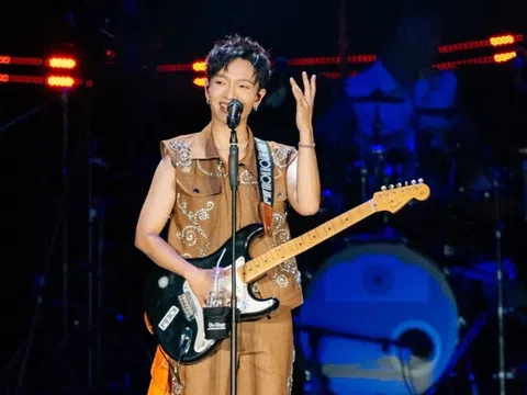 4 cặp đôi cầu hôn trong concert quy mô nhất sự nghiệp, quy tụ gần 10.000 khán giả của Hoàng Dũng