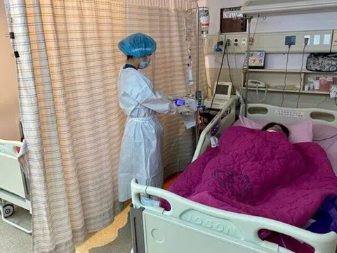 Mẹ bầu một mình đi đẻ, mở lòng bàn tay, thứ rơi ra khiến bác sĩ nghẹn ngào