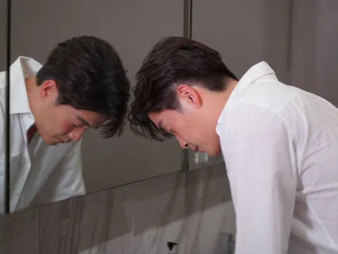 Thấy tiền trong nhà mất liên tục, tôi giả vờ đi làm rồi lén quay về, mở cửa phòng ngủ thì sững người