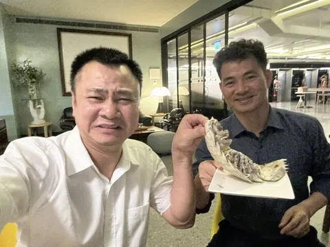 NSND Tự Long "nhăn mặt" trước món lạ của Cục trưởng Xuân Bắc: Sinh vật xấu xí nhưng ngon hơn cả tôm hùm