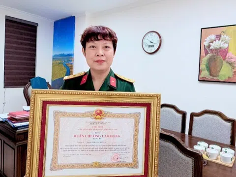 Hào quang rực rỡ của nữ đạo diễn vừa nhận Huân chương Lao động hạng ba, là NSƯT đang giữ hàm Thượng tá