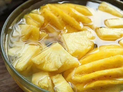 Dứa gọt xong cho vào ngâm cùng thứ này ăn không bị rát lưỡi, dứa còn ngọt thơm hơn hẳn