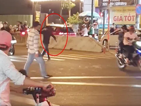 Nam thanh niên có biểu hiện "ngáo đá'' cầm rìu dọa chém người trong đêm