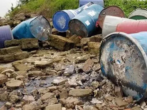 Xác định danh tính đối tượng đổ chất thải nghi độc hại xuống sông Hồng