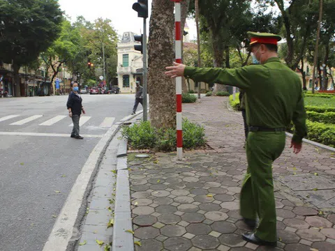 Được công an nhắc nhở, hàng trăm người dân Hà Nội đi tập thể dục quay về nhà