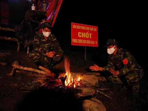 Bội đội biên phòng thức trắng đêm, ăn cơm trên lá chuối để ngăn người dân vượt biên