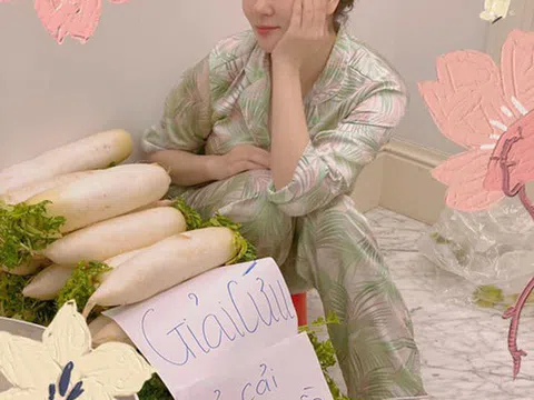 Hoa hậu Nguyễn Thị Huyền để lộ hình ảnh con gái trong clip khoe đồ ăn