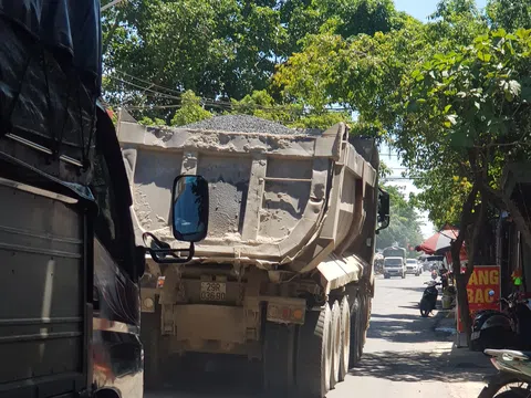 Hà Nội: Bất chấp biển cấm, xe quá tải ngày đêm “oanh tạc” đường tỉnh lộ 421B