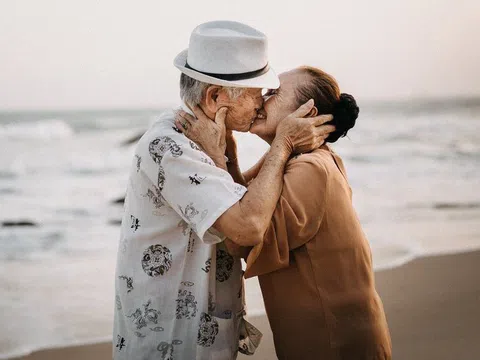Bộ ảnh "ngôn tình" của cặp đôi U80 khiến giới trẻ "ngã mũ thán phục"