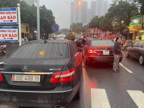 2 xe sang Mercedes E300 cùng biển số "chạm mặt nhau" trên phố Hà Nội: Cục CSGT nói gì?