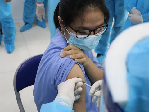 Hơn 55.000 người Việt tiêm chủng vắc xin COVID-19 an toàn; chỉ 1‰ có phản ứng quá mẫn sau tiêm