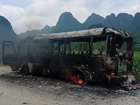 Xe bus bốc cháy ngùn ngụt ngay sau khi khởi hành