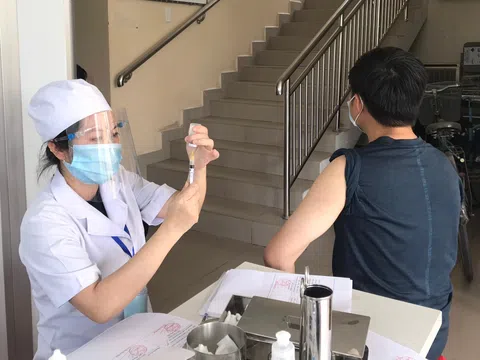 TP.HCM bắt đầu chiến dịch tiêm vaccine phòng COVID-19, ưu tiên công nhân