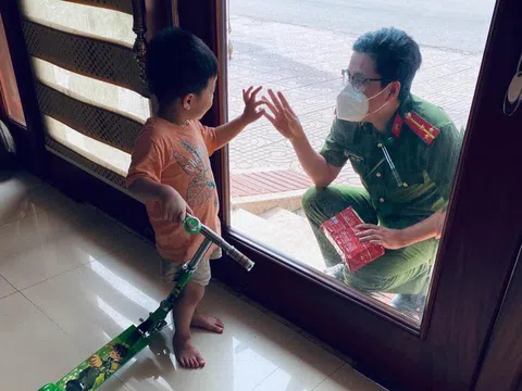 Chiến sĩ công an chia tay con qua cửa kính để đi chống dịch