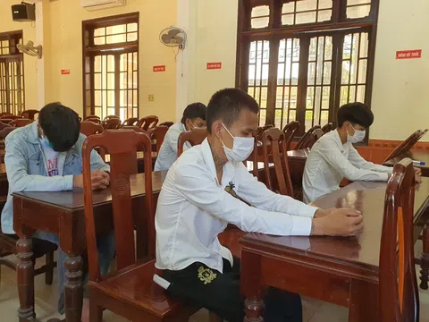 Thừa Thiên - Huế: Nhìn qua bàn khác khi đang ngồi nhậu nam thanh niên bị đánh nhập viện