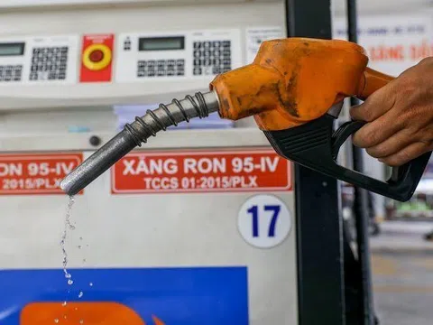 Giá xăng tăng mạnh, mức cao nhất trong 1,5 năm
