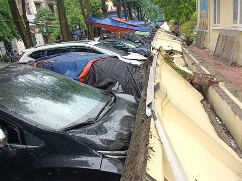 Hà Nội: Bức tường dài khoảng 50m đổ sập, đè nát đầu 13 chiếc ôtô