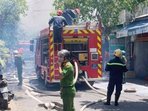 TP.Thủ Đức: 3 căn nhà bốc cháy giữa trưa, nhiều tài sản bị thiêu rụi