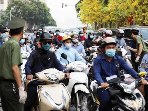 Siết chặt cấp giấy đi đường tại Hà Nội: Cầu toàn quá sẽ "lợi bất cập hại"