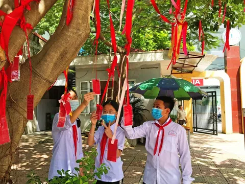 Thầy Hiệu trưởng “tạo nên cây điều ước” trong sân trường gửi niềm tin đến học trò