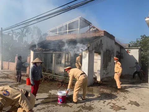Hải Hậu, Nam Định: Nhà dân bốc cháy dữ dội