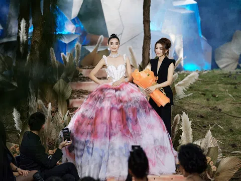 Hoa hậu siêu quốc gia 2013 mặc váy 20kg của Vân Anh Scarlet catwalk giữ rừng thông