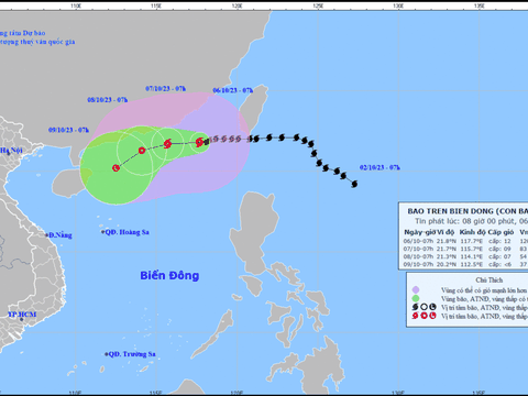Tâm bão số 4 ở Biển Đông, giật cấp 15 sóng lớn