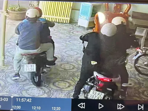 Truy tìm 4 người nghi dùng súng, táo tợn cướp tiệm vàng ở Bình Dương