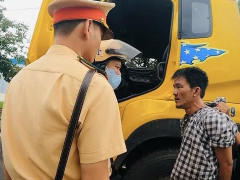 Tạm giữ đối tượng dùng hung khí tấn công CSGT tại Đồng Nai