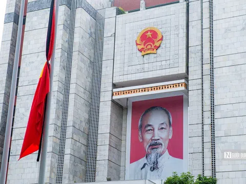 Hà Nội đồng loạt treo cờ rủ tưởng niệm Tổng Bí thư Nguyễn Phú Trọng