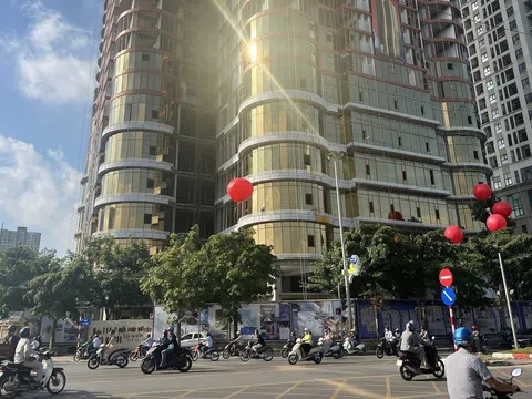 QMS Top Tower dát kính vàng chói mắt: Tiềm ẩn rủi ro