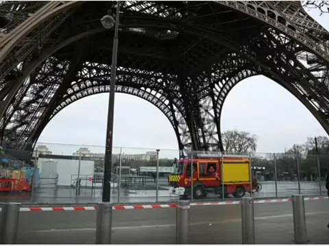 Nóng: Hỏa hoạn tại tháp Eiffel ngay trước thềm giáng sinh, hơn 1 nghìn người phải sơ tán khẩn cấp