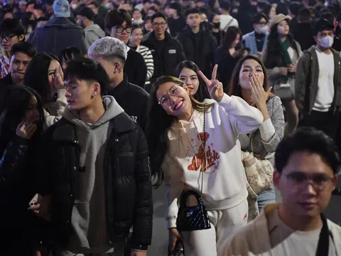Photo: Biển người hân hoan cùng nhau đón khoảnh khắc giao thừa 2025