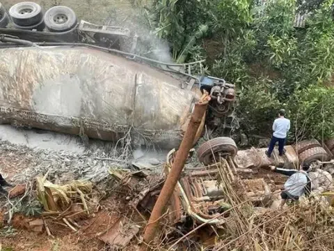 Yên Bái: Xe đầu kéo mất lái, lao xuống vực sâu 60m khiến 2 người tử vong