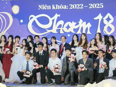 “CHẠM 18: THE GLANZ”: Miền ký ức rực rỡ của tuổi học trò tại THPT chuyên KHXH&NV