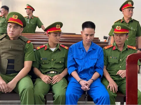 Đang xét xử thảm án 3 người tử vong ở Đồng Nai, Lê Sỹ Tùng bình thản tại tòa