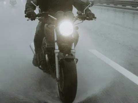 Đi xe máy buổi tối quên bật đèn: Lỗi nhỏ, mức phạt không hề nhỏ